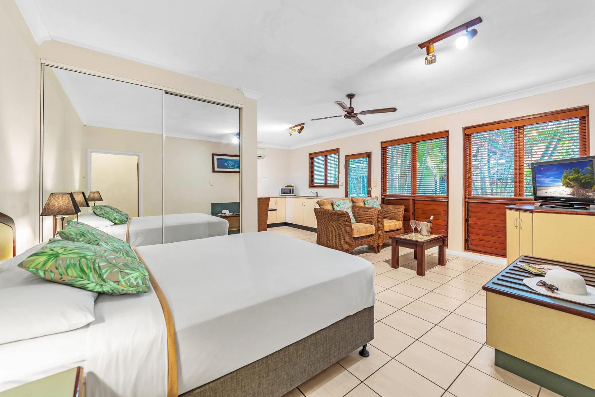 Bay Village Tropical Retreat & Apartments Κερνς Εξωτερικό φωτογραφία